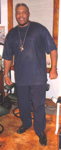 21A_JH_BlkGBSqT_TNRBLK-O_stand.jpg (246183 bytes)