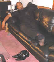 3274B_JW_SHNXHBLK-O_XL0607_lying_on_sofa.jpg (665075 bytes)